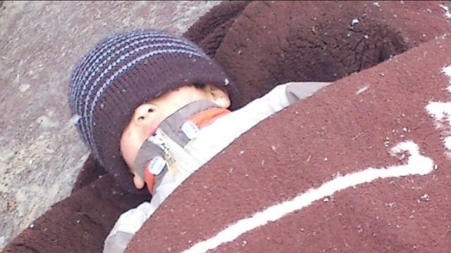 İpek'te  Bir Çocuk -6 Derece Soğukta Sokakta Yatırken Görüntülendi