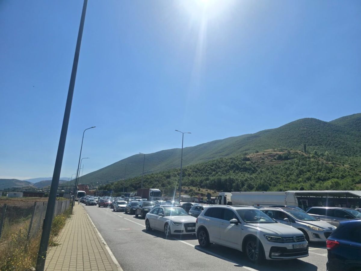 Kosova’dan Arnavutluk’a Çıkışta 3,5 Kilometrelik Araç Kuyruğu Oluştu