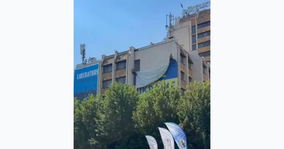 Priştine’nin Merkezinde Bulunan Dev Ukrayna Bayrağı Kaldırıldı