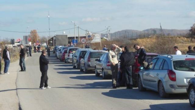 Merdar'da Dün de Uzun Araç Kuyrukları Vardı