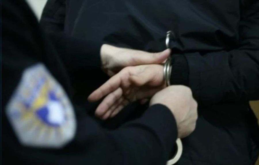 Priştine’de İki Kişi Tutuklandı: Terör Örgütlerine Ait Bayraklar Ele Geçirildi