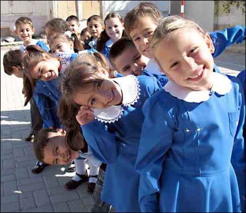 Kosova'da Türkçe Eğitime Kaydolana Bilgisayar Hediye