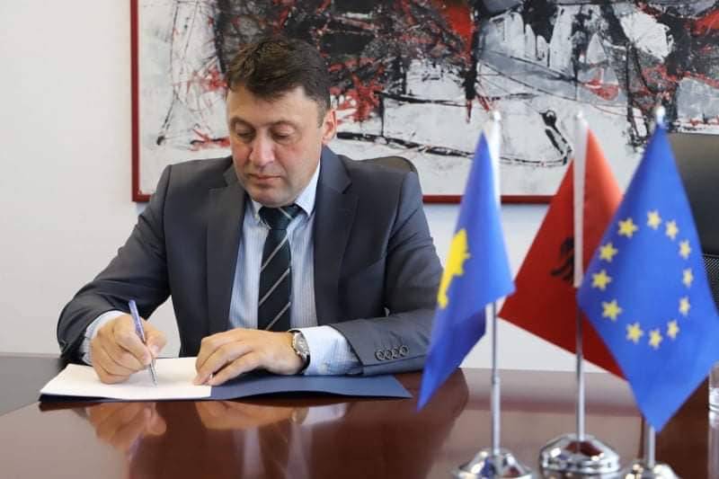 Bakan Likaj Öğrencilere İkinci Yarıyıl Derslerde Başarı Diledi