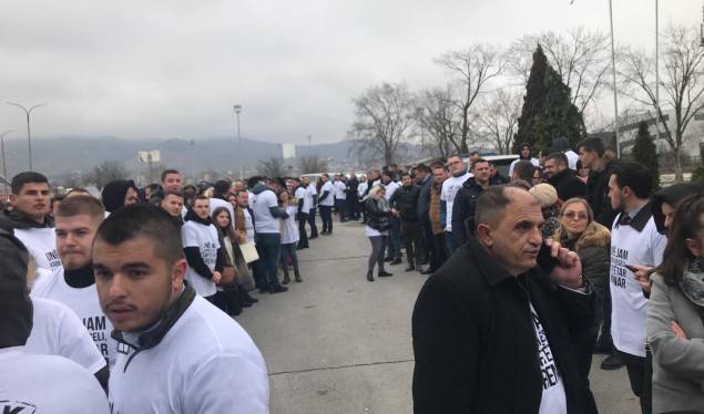 Vatandaşlar Havaalanında Veseli’nin Lahey’den Dönüşünü Bekliyor