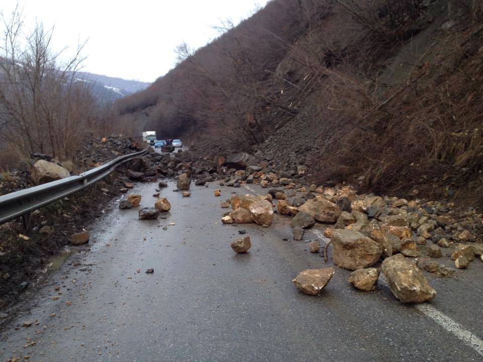 Elezhan-Kaçanik Yolu Kapalı