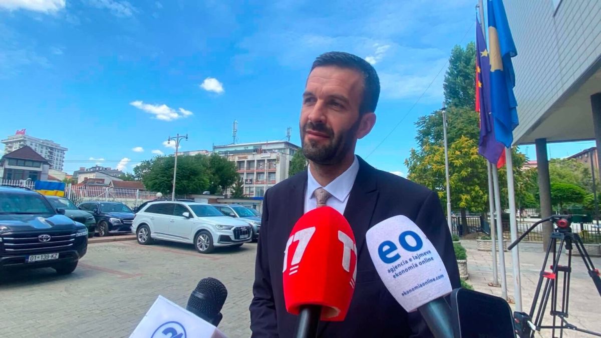 Kurti, Tüm Kurumları Kontrol Etmeye Çalışıyor
