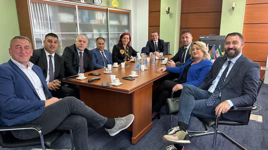 Kurti Meclis Oturumundan Önce  Topluluklar Partileriyle Görüştü