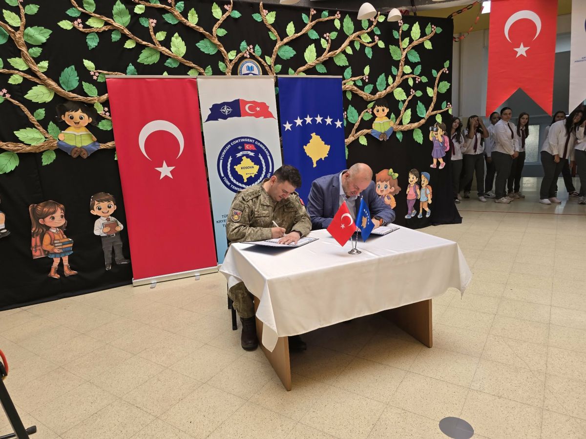 Türk Askerinden “Emin Duraku” Okulu’na Çocuk Oyun Parkı