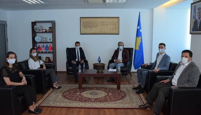 Türkiye'de Okuyan Kosovalı Öğrenciler Bakan Kervanı Ziyaret Etti