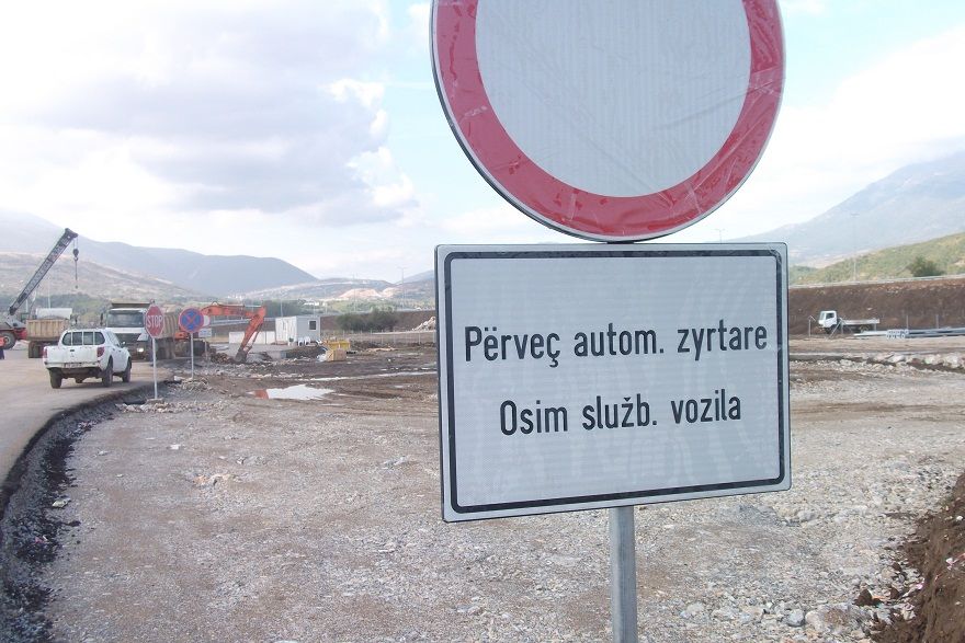 Otoyol Tabelalarında Türkçe Yok