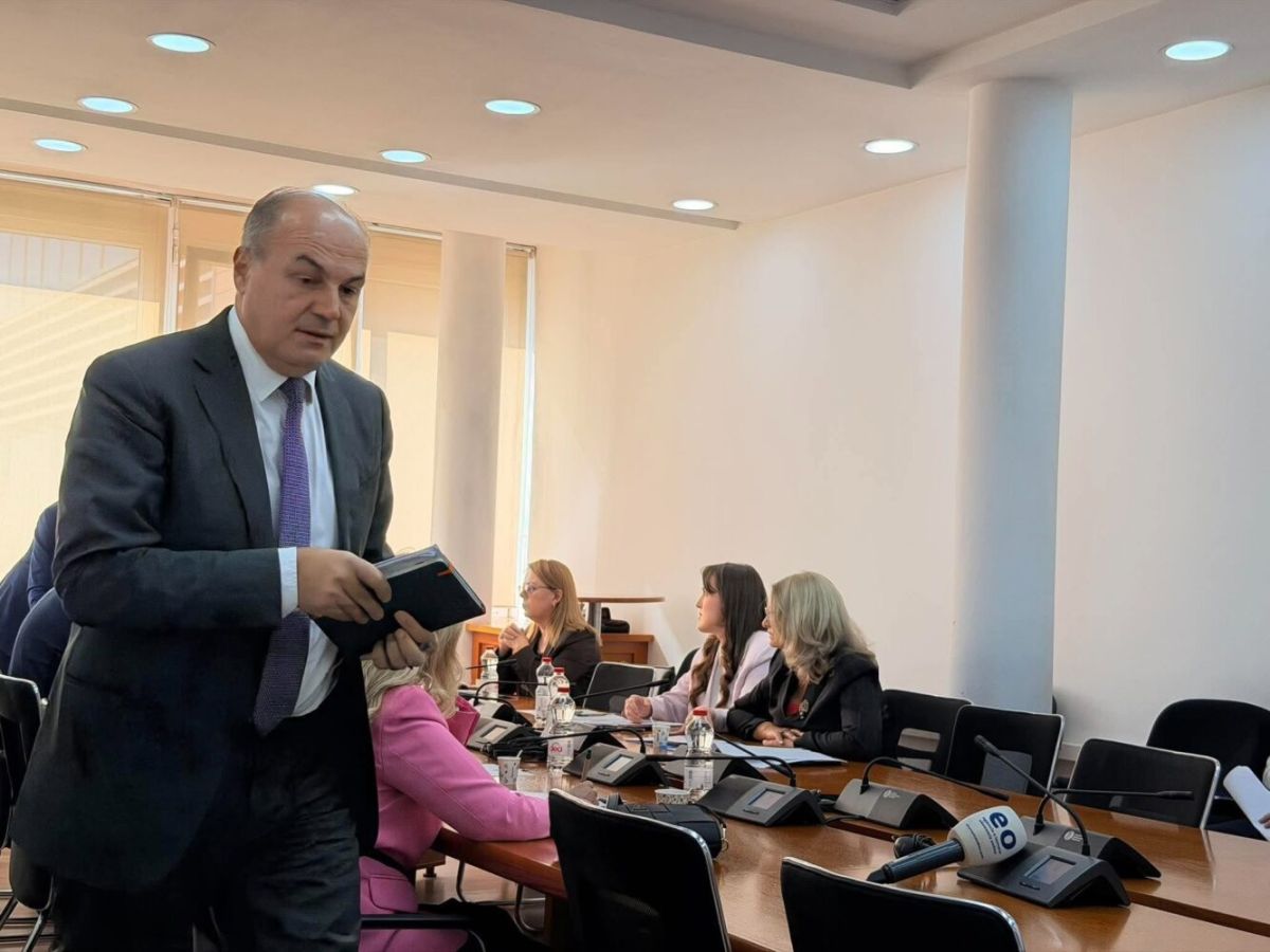 Hoxhaj, Eğitim Komisyonu Toplantısını Terk Eden Hoxhaj da Özel Mahkeme Yasası’nın Değiştirilmesini İstedi