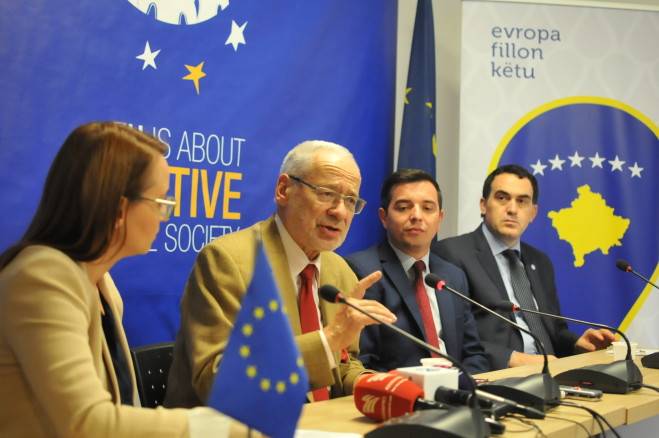 Busek: Kosova AB Ülkelerine Baskı Yapsın
