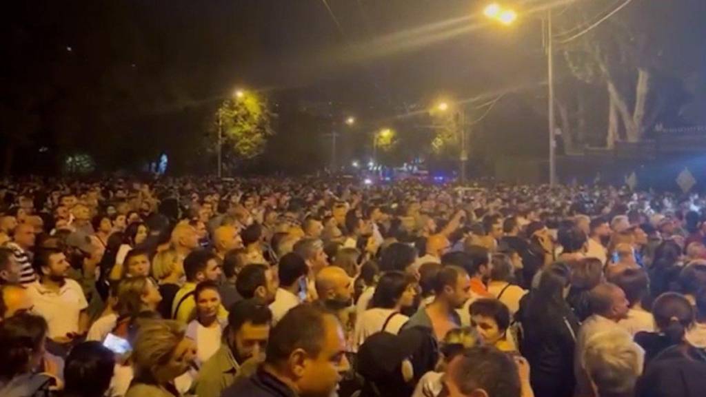 Ermenistan karıştı! Paşinyan’ın istifası isteniyor