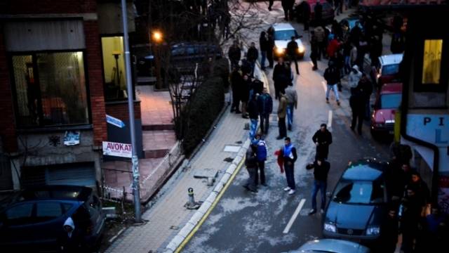 Priştine'deki Protestoda Karadağ Büyükelçiliği de Saldırıldı
