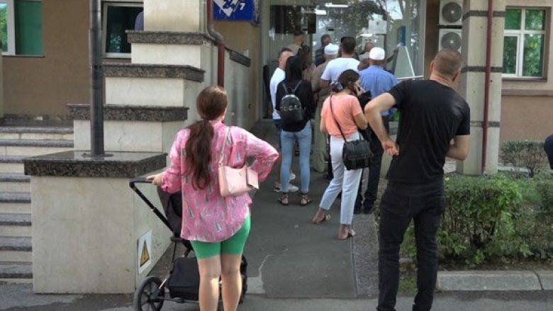 Kamu Sektörde Grev Kuyruklara Neden Oluyor