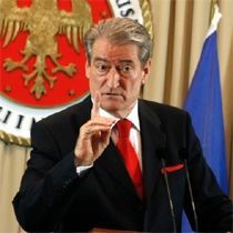 Berisha, Kosovalı Arnavutlara Pasaport Vermekten Vazgeçti