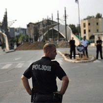 Siyah Üniformalı Sırplar Kuzeyde Kol Geziyor
