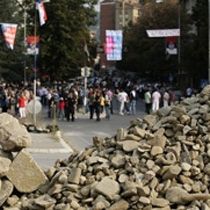 Sırplar Bir Arnavut Kadına Saldırdı