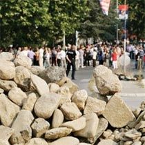 Sırp Liberaller Çocukların Barikatlara Çıkmasına Karşı