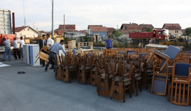 Amerikan Hükümeti Kosova Okullarına Mobilya Hediye Ediyor