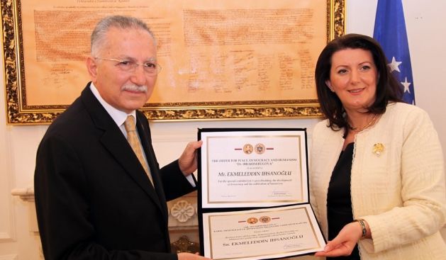 Cumhurbaşkanı Jahjaga İhsanoğlu'na Barış Madalyasını Takdim Etti