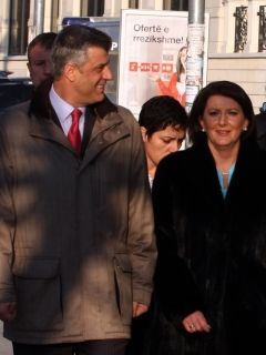 Jahjaga, Thaçi'yi Desteklemektedir