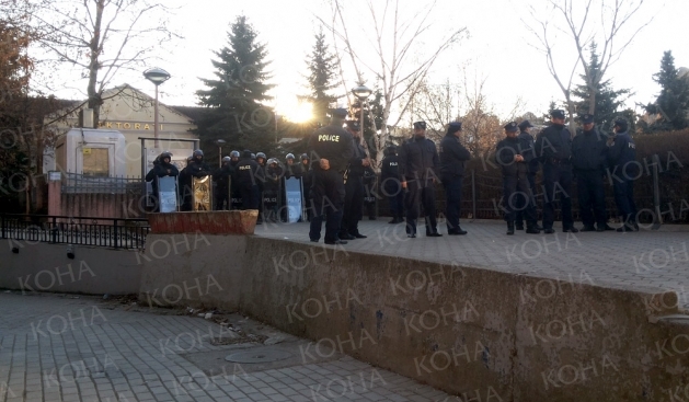Polis Bugün de Rektörlük Önünde Duruyor
