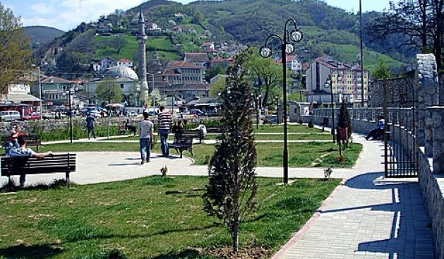 Kaçanik'te Cuma Namazı Polis Karakolu Önünde Kılındı