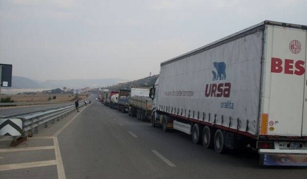Morina Sınır Geçidinde Uzun Araç Kuyrukları
