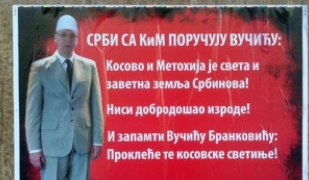 Mitroviça'da Vuçiç'i Kınayan Posterler