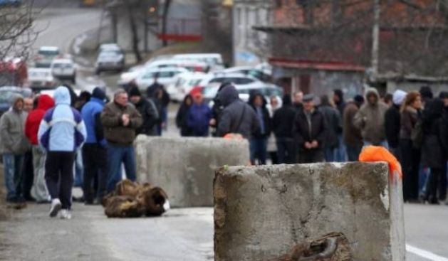 Sırplar, Kuzeyde EULEX ve Kosova Polisi'ni Ablukaya Aldı