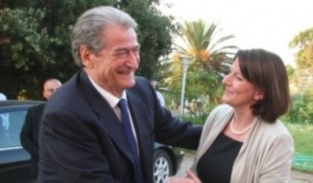 Berisha ve Jahjaga Yakova'da Ali Nezaj'ın Anıtını Açtılar