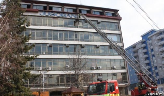 Mitroviça Kuzeyinde Bir Banka Kundaklandı
