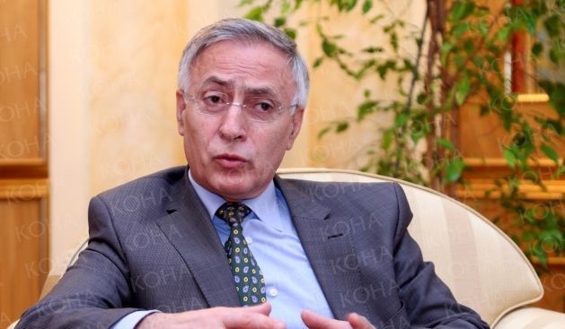 Krasniqi, Başka Konuşuyor, Başka Oyluyor