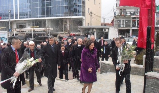 Jahjaga,  Thaçi ve Mustafa Birlikte Klina'daydılar