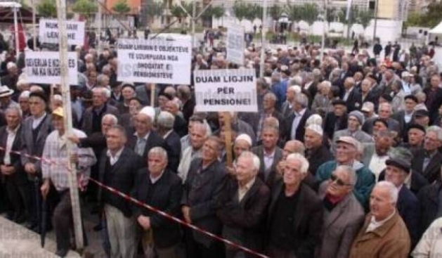 Kosova'da Emeklilerin Feryadı Dinmiyor