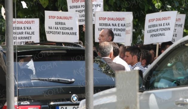 Vetvendosje'den Cooper'e Domatesli Saldırı