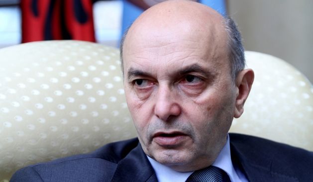 Mustafa, Dipnotun Anayasayı İhlal Ettiğine İnanıyor