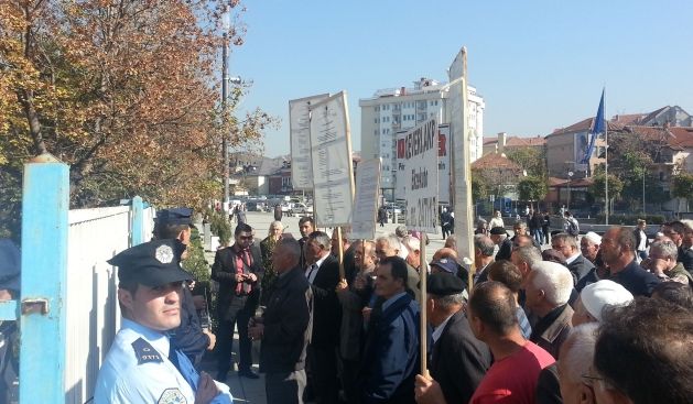 Ferizovik Boru Fabrikası Eski İşçileri Priştine'de Protesto Etti