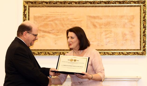 Jahjaga Büyükelçi Dell'e "Ibrahim Rugova" Nişanını Verdi