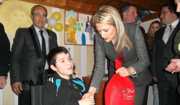 Türkiye'den Yakovalı Engelli Çocuklara Tekerlekli Sandalye Hibesi