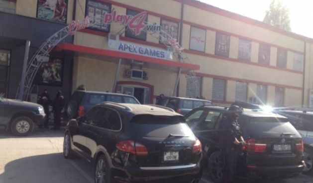EULEX ile Kosova Özel Polisi  Apex-Game Lokaline Baskın Düzenledi