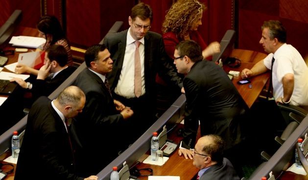 Bakan Kusari-Lila Gensoru Oylamasından Kurtuldu