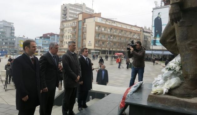 Thaçi, Kahraman Pajaziti Heykeli Önünde Saygı Duruşunda Bulundu