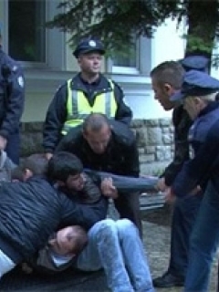 Polis, Protestoculara Müdahale Etti