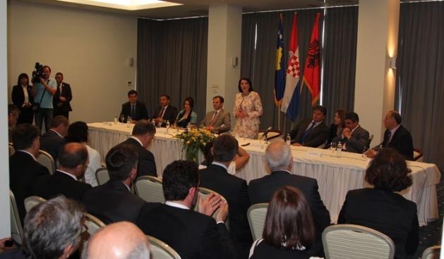 Jahjaga Hırvatistan'da Kosovalılarla Bir Araya Geldi