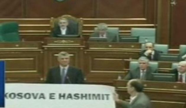 Vetëvendosje Thaçi'nin Mecliste Konuşmasını Engelledi