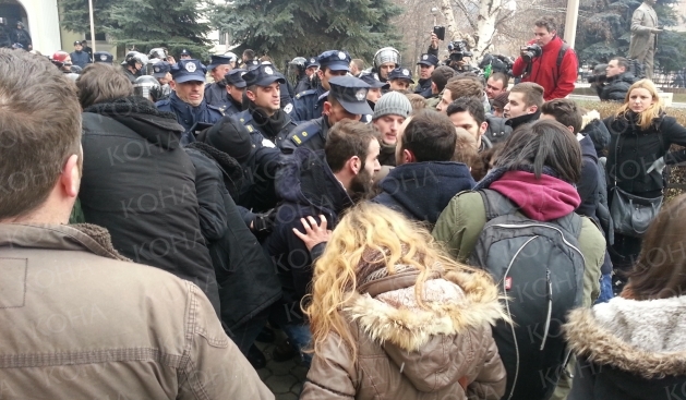 Polis Öğrencilerin Rektörlükten Uzaklaşmalarını İstiyor