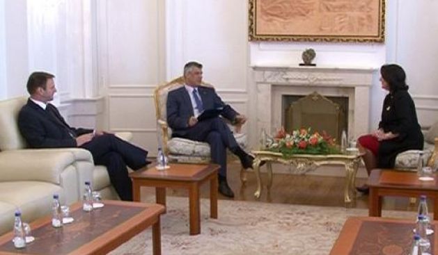 Jahjaga,  Thaçi ve Kuçi ile Görüştü