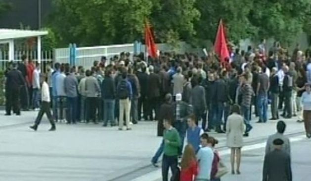 Vetëvendosje Anlaşma'yı Meclis Önünde Protesto Ediyor